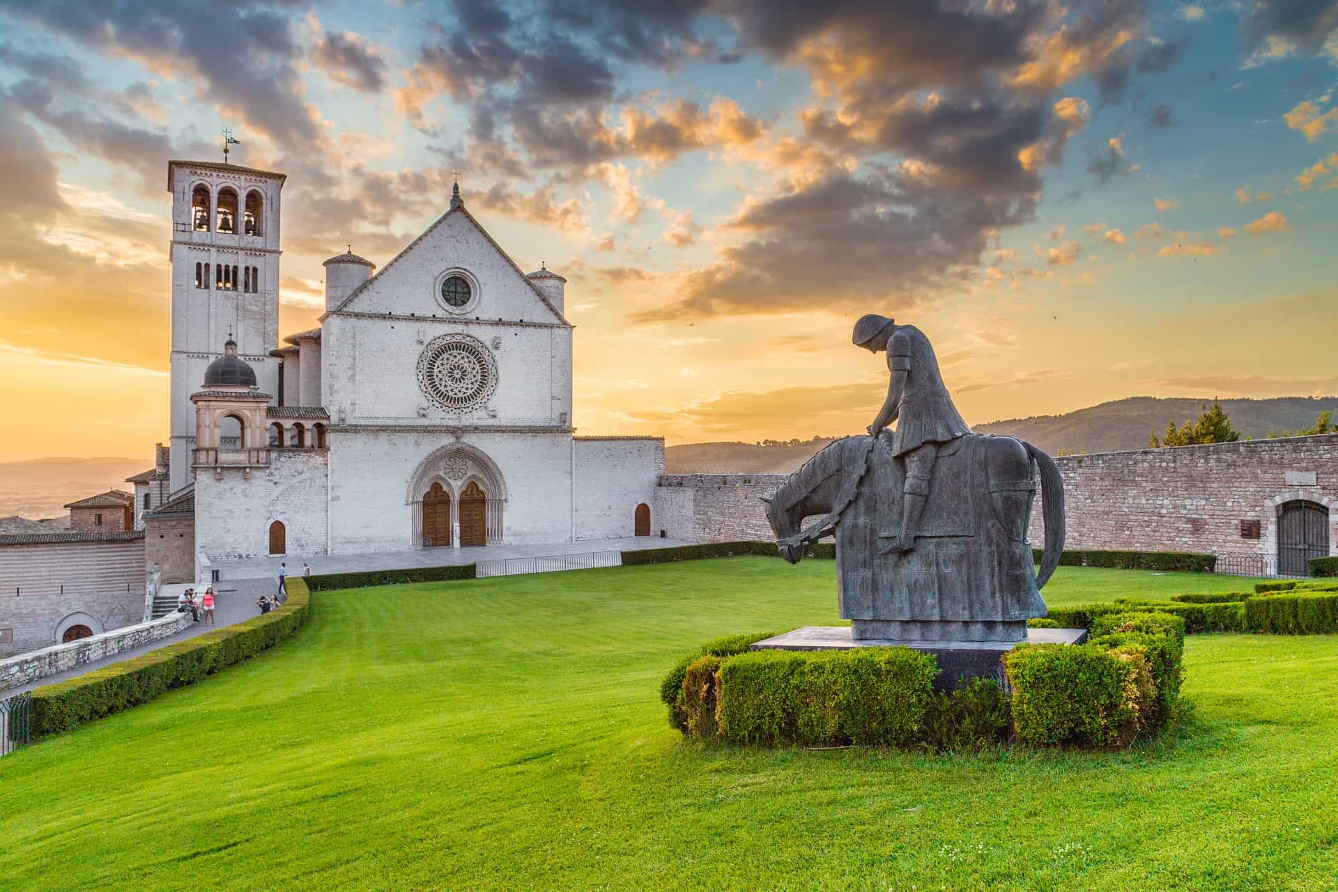 basilique st francois assise statue