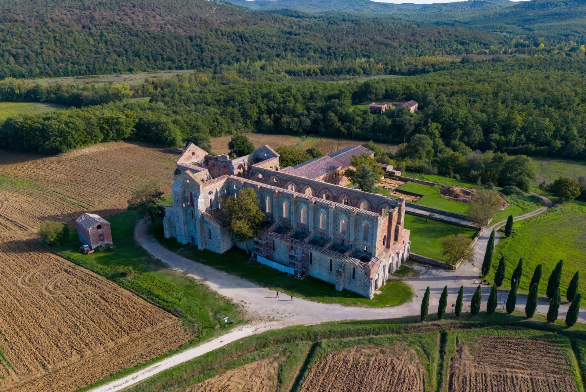 visiter le village de volterra abbaye san galgano toscane visiter le village de volterra abbaye san galgano toscane