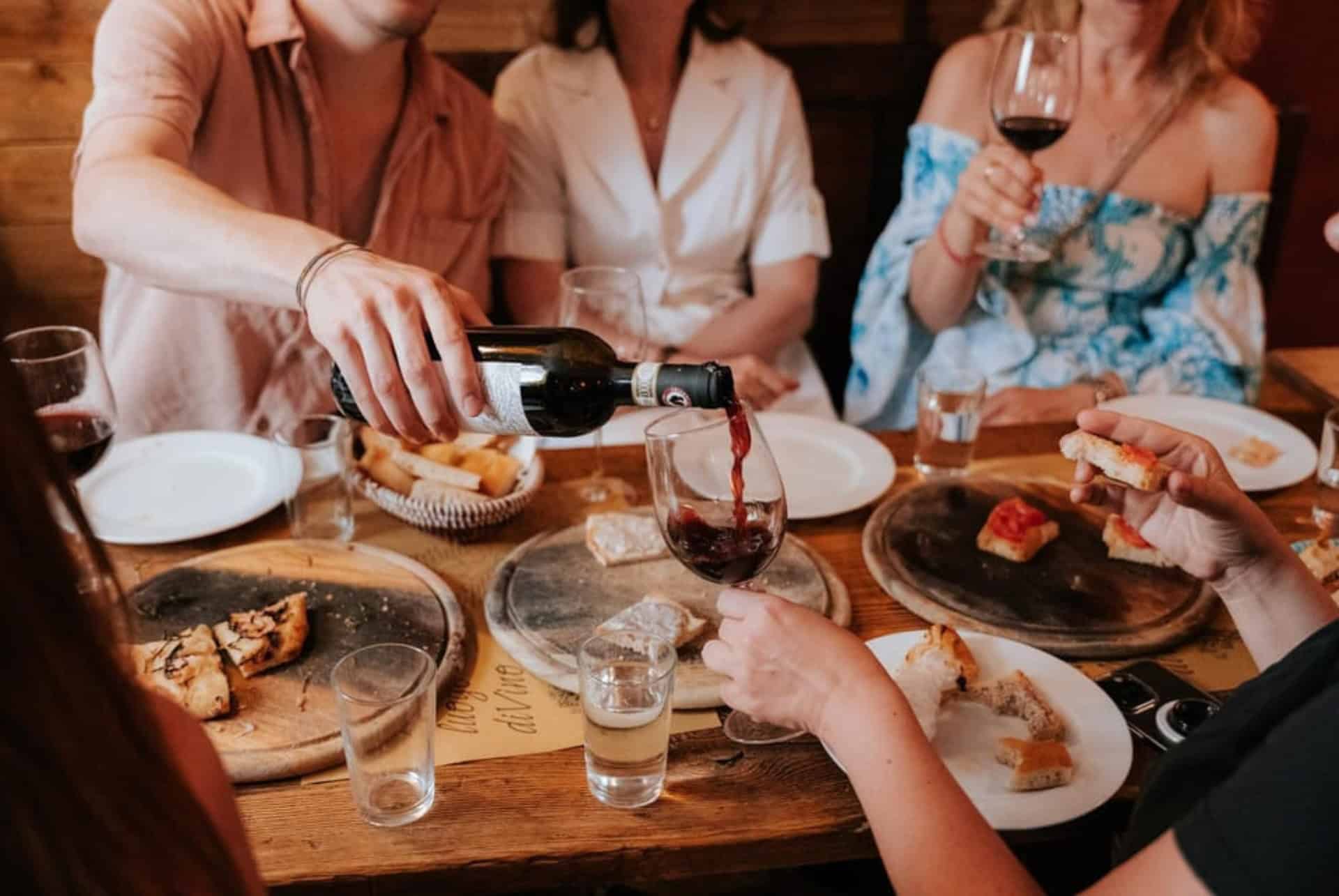 desgutation de vins pendant une visite guidee gastronomique dans le quartier oltrarno
